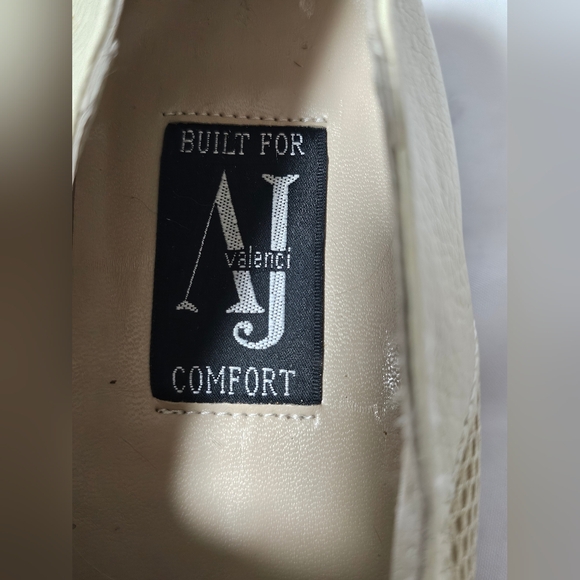 Vintage AJ Valenci Women's Cream Loafers - Picture 4 of 10